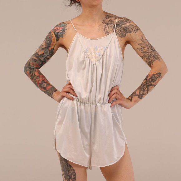 2/40 Vintage silky nighty w/ lace applique - Picture 1 of 2